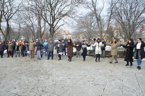 Oradea a sărbătorit Mica Unire. Eleve îmbrăcate în costume populare i-au luat pe orădeni la horă (FOTO/VIDEO)