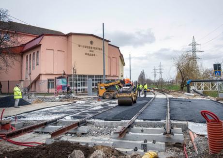 Stâlpi de înaltă tensiune, puşi la pământ în Oradea pentru noua linie de tramvai (FOTO / VIDEO)