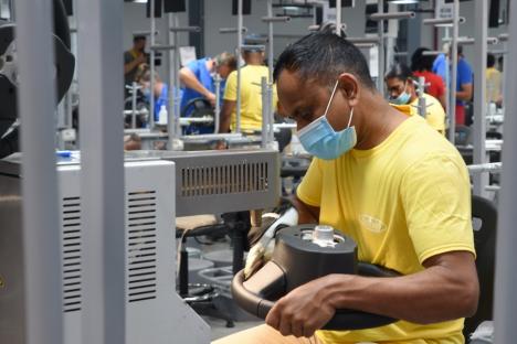 Sri-lankezii concediaţi la Focşani, prima zi de lucru în Oradea: Compania Valtryp a arătat ce condiţii de muncă şi cazare le asigură (FOTO)