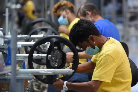 Sri-lankezii concediaţi la Focşani, prima zi de lucru în Oradea: Compania Valtryp a arătat ce condiţii de muncă şi cazare le asigură (FOTO)