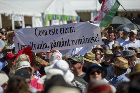 Viktor Orban a venit în România, la Băile Tuşnad. Discursul său, întrerupt de protestatari: 'Transilvania, pământ românesc!' (FOTO/VIDEO)
