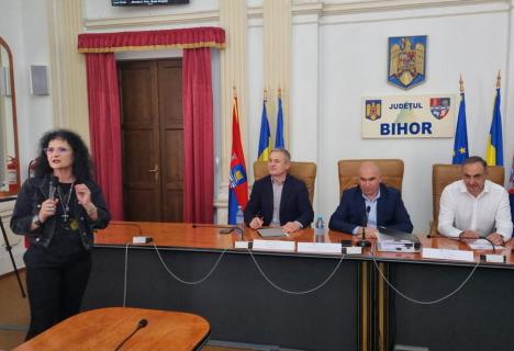 „Recital” de reproșuri Vioara Bara în ședința „parlamentului” bihorean, de supărare că artiștii plastici orădeni nu au primit bani de la Consiliul Județean