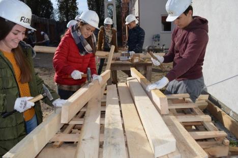 Bilanţ Habitat în 2017: Peste 200 de elevi au construit 5 case pentru familii nevoiaşe