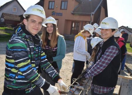 Casa de Paşti: Elevi din Beiuş, voluntari pe şantierul Habitat pentru Umanitate