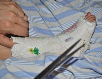 Revoltător: Plimbată între spitale, o fetiţă de 4 ani a murit dintr-o entorsă