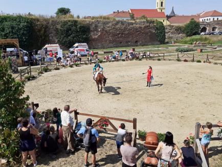 Show unic în Cetatea Oradea: Zeci de fetiţe talentate din trei judeţe au făcut acrobaţii pe cai (FOTO / VIDEO)