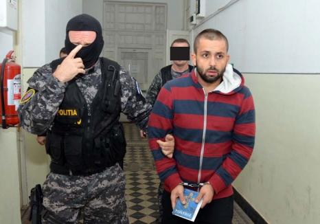 Raul Zetocha a fost eliberat. Ucigaşul interlopului Dumbrovan a apărut în faţa instanţei ţinând în mâini o carte de rugăciuni