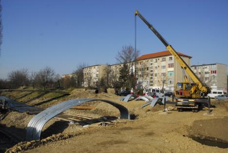 Podul care va traversa Peţa în continuarea străzii Vaporului va fi gata în două săptămâni (FOTO)