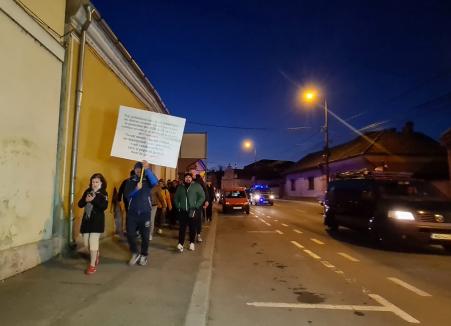 Protest răsuflat: Oamenii lui Lasca au plecat acasă, o mână de orădeni s-au încăpățânat să meargă în marș (FOTO / VIDEO)