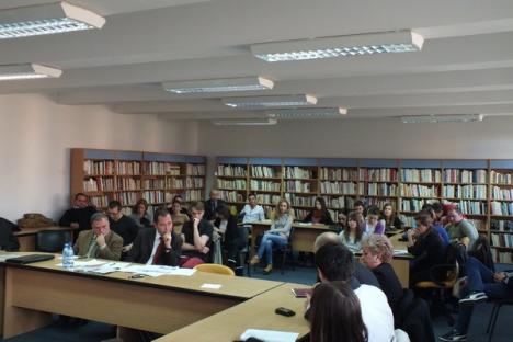 Candidaţii la parlamentare şi-au prezentat ideile legislative în faţa studenţilor (FOTO)