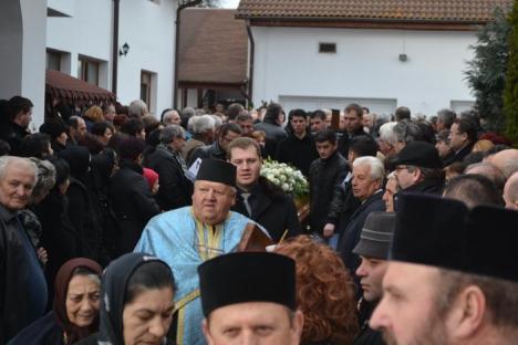 Preşedintele Traian Băsescu şi fostul premier Emil Boc, la înmormântarea tatălui preşedintelui PDL Vasile Blaga, la Petrileni (FOTO)