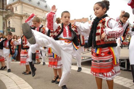 Carnaval european pe străzile Oradiei: Elevii au promovat unitatea în Europa (FOTO/VIDEO)