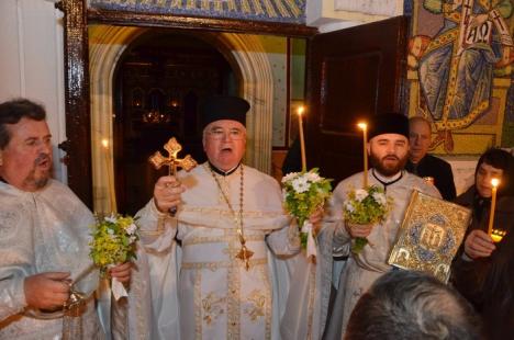 Înviere de Rogerius: Mii de orădeni au luat din biserici "lumină din lumină" de Sfintele Paşti (FOTO)