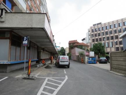 Selina asfaltează parcările din curtea blocului primarului Ilie Bolojan (FOTO)