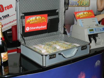 Campionul mondial la skandenberg Ion Oncescu a adus o valiză blindată cu bani unui câştigător la jocuri de noroc din Oradea (FOTO)