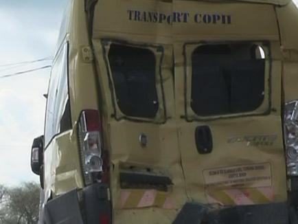 Şapte copii răniţi, după ce un TIR a intrat într-un microbuz şcolar (FOTO/VIDEO)