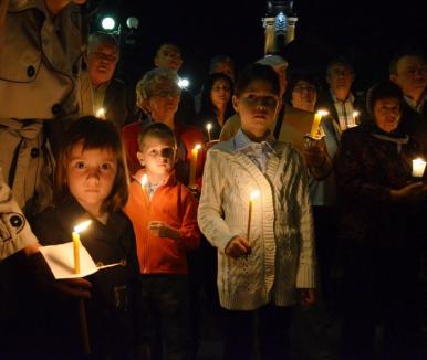 Hristos a Înviat! Sute de orădeni au mers să ia lumină la bisericile din centru (FOTO)