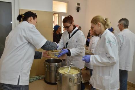 Angajaţi ai Parcului Industrial au gătit pentru săracii Oradiei (FOTO)