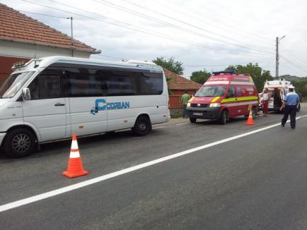 Accident cu 5 victime la Tileagd. Un microbuz plin cu turişti s-a izbit de un Volkswagen Sharan (FOTO)