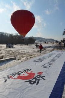 Protest la vânătoarea de la Balc: Membri ai organizaţiei Vier Pfoten au ridicat un balon cu aer cald (FOTO)