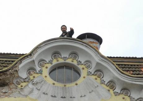 Un bărbat a ameninţat că se aruncă de pe Palatul Vulturul Negru: "Să vină primarul" (FOTO)