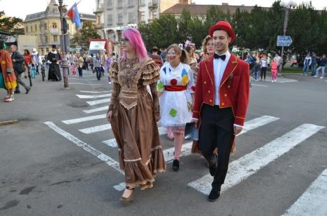 Parada costumelor: Actorii au adus zâmbete pe feţele orădenilor care au trecut pe Corso (FOTO)