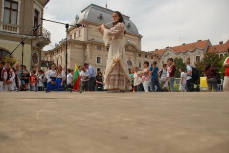 Carnaval european pe străzile Oradiei: Elevii au promovat unitatea în Europa (FOTO/VIDEO)