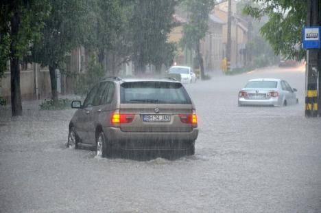 Oradea inundată: Furtuna a dat peste cap circulaţia în tot oraşul (FOTO / VIDEO)