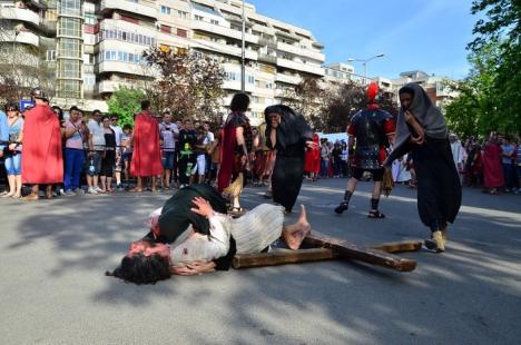 Patimile lui Hristos: Sute de orădeni l-au însoţit pe Iisus pe Drumul Crucii (FOTO / VIDEO)