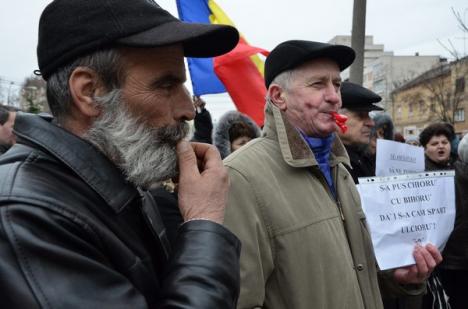 Protestatarii orădeni l-au spânzurat simbolic pe Băsescu şi i-au dat foc la poză (FOTO/VIDEO)