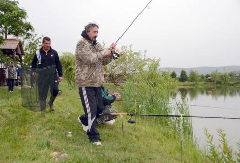 Cupa presei la pescuit a adunat ziariştii bihoreni pe marginea lacului din Husasău de Criş (FOTO)