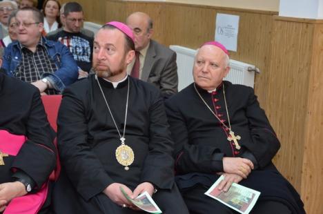 "Rezistentul": Cartea despre prigoana Securităţii împotriva episcopului greco-catolic de Oradea, Iuliu Hirţea, a fost lansată oficial (FOTO)