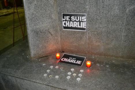 Je suis Charlie: Jurnalişti orădeni împotriva masacrului din Franţa (FOTO)