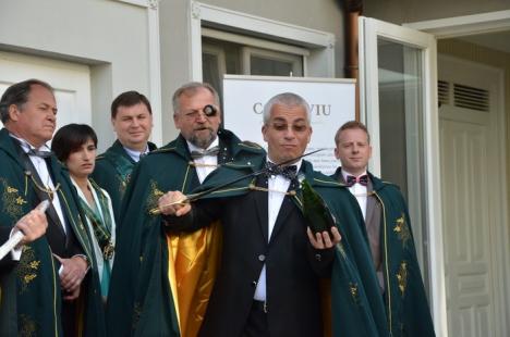 Santé, bonheur, champagne! Cavaleri-sabreri au deschis sticle de şampanie cu sabia la restaurantul Graf (FOTO/VIDEO)