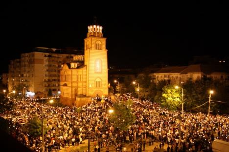 Hristos a Înviat! Sute de orădeni au mers să ia lumină la bisericile din centru (FOTO)