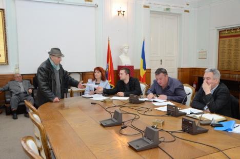 Iubitorii de câini şi-au spus ofurile la Primărie: Bolojan a devenit Hitler în Oradea! (FOTO/VIDEO)