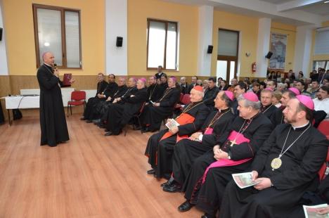 "Rezistentul": Cartea despre prigoana Securităţii împotriva episcopului greco-catolic de Oradea, Iuliu Hirţea, a fost lansată oficial (FOTO)