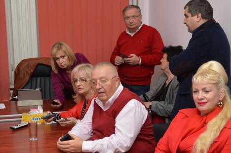 PSD-iştii bihoreni, cu feţele lungi după exit-poll-uri. Bodog se aşteaptă la orice, Mang îşi îmbărbătează colegii: "Zâmbiţi, măi!" (FOTO/VIDEO)