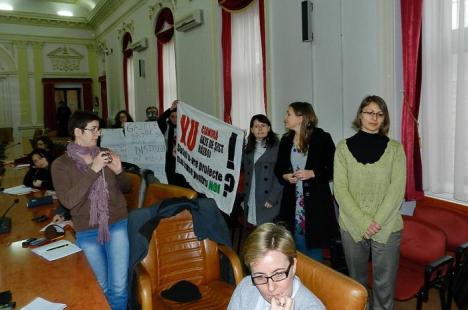 Un grup de ecologişti a transformat în protest conferinţa de presă a prefectului (FOTO)