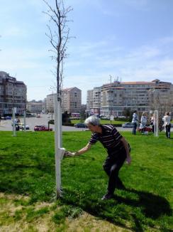 La muncă voluntară: Angajaţii Companiei de Apă au pregătit de primăvară zona verde din Dealul Păcii (FOTO)