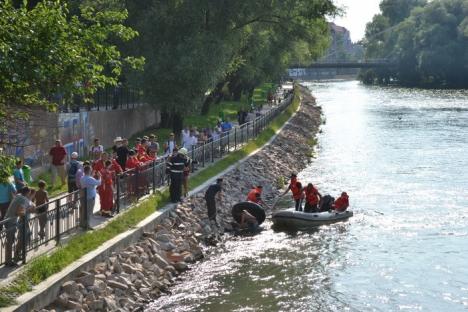 Intervenţie spectaculoasă: Patru copii în pericol de înec, salvaţi de pompieri dintr-un vârtej lângă Podul Dacia (FOTO)