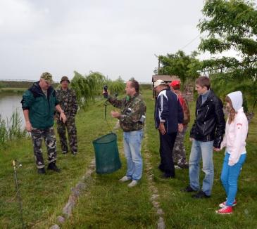 Cupa presei la pescuit a adunat ziariştii bihoreni pe marginea lacului din Husasău de Criş (FOTO)