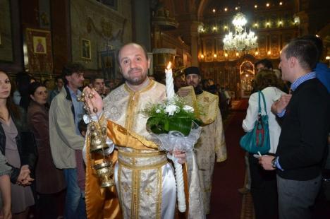 Hristos a Înviat! Sute de orădeni au mers să ia lumină la bisericile din centru (FOTO)