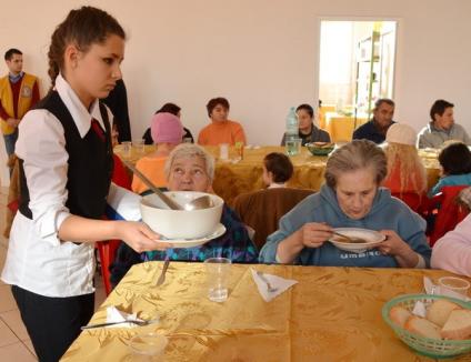 Cluburile Lions au dăruit cadouri şi o masă caldă la peste 150 de familii nevoiaşe (FOTO)