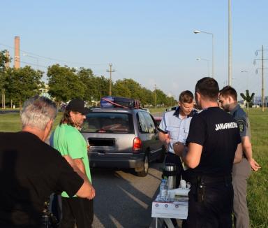 Poliţiştii şi jandarmii bihoreni au împărţit apă şi cafea șoferilor veniţi din străinătate, pentru a-i ţine treji şi atenţi la volan (FOTO)