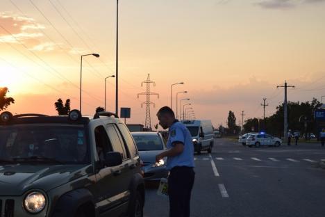Poliţiştii şi jandarmii bihoreni au împărţit apă şi cafea șoferilor veniţi din străinătate, pentru a-i ţine treji şi atenţi la volan (FOTO)
