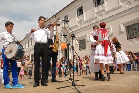 Carnaval european pe străzile Oradiei: Elevii au promovat unitatea în Europa (FOTO/VIDEO)