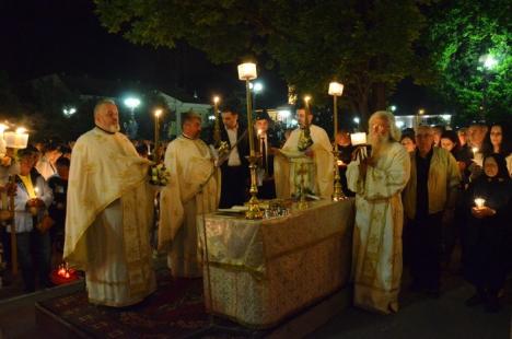 Hristos a Înviat! Sute de orădeni au mers să ia lumină la bisericile din centru (FOTO)