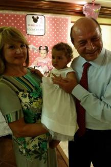 De ziua ei, nepoata preşedintelui Băsescu a ales de pe tavă o bărcuţă (FOTO)