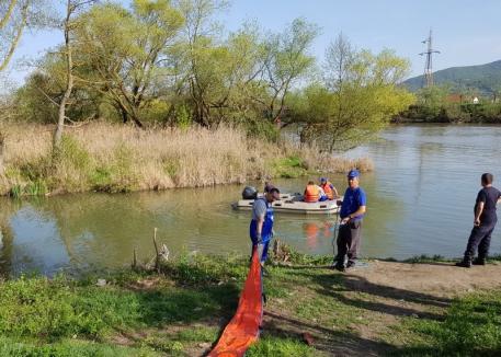 Angajaţii ABA Crişuri intervin pe râul Mureş, pentru a combate poluarea cu ulei de la Termocentrala Iernut (FOTO)